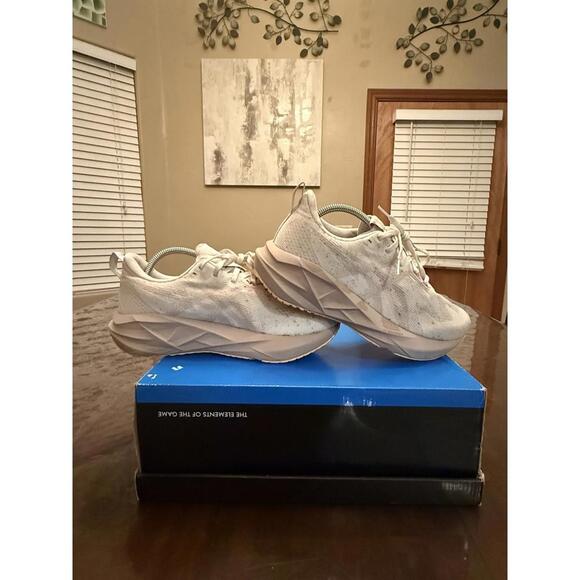 Womens Size 7.5- ASICS Novablast 5 Wide White Fawn No Insoles - Picture 2 of 7